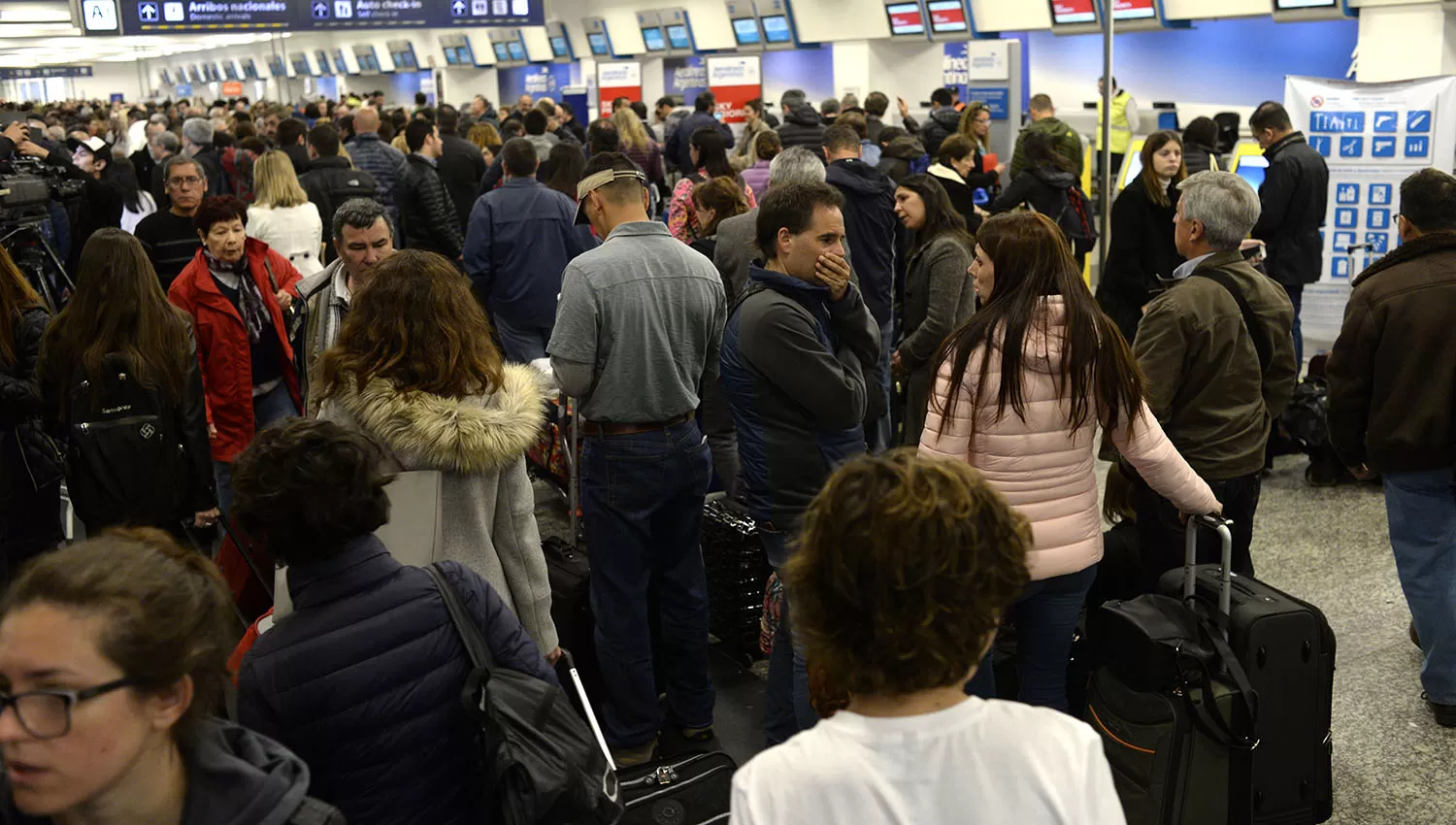 EN AEROPARQUE. Los vuelos fueron suspendidos por una asamblea de trabajadores. FOTO DE DYN. 