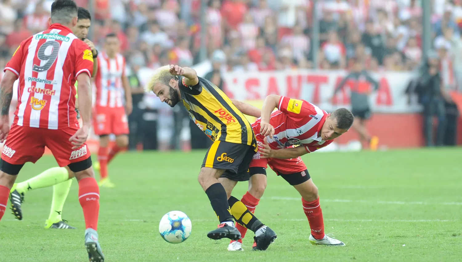 LUCHADO. El partido se jugó en el mediocampo, en donde San Martín se hizo fuerte durante los primeros 65 minutos del partido. LA GACETA / FOTO DE HÉCTOR PERALTA