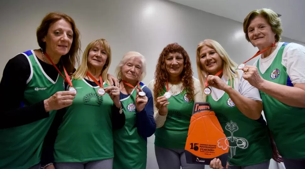 LAS MEJORES DEL PAÍS. Parte del plantel de la Asociación Femenina de Maxibásquet de Tucumán, que logró el título en la categoría +60 en General Alvear (Mendoza). la gaceta / foto de Analía Jaramillo