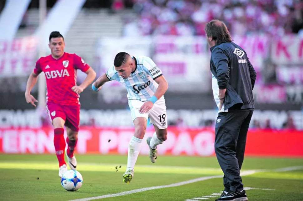 EL MEJOR. David Barbona se lleva la pelota ante la mirada de Jorge Moreira. El volante “decano” fue la figura de la cancha. foto de Matias Napoli Escalero (especial para la gaceta)