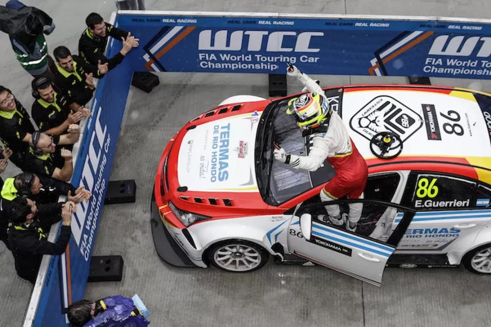 LOCURA. Esteban Guerrieri festeja con su equipo la victoria en China. PRENSA WTCC 