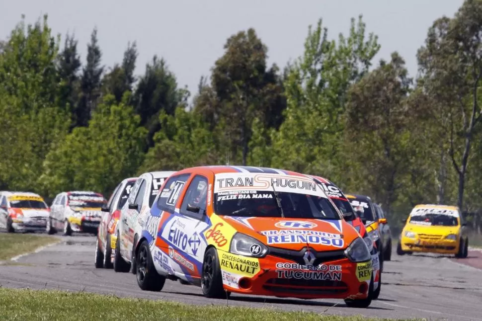 PELOTÓN. Maximiliano Bestani encabeza el vertiginoso “trencito” de la Clase 2, a bordo del Renault Clio del GR Competición. FOTO DE MARCELO RANEA 