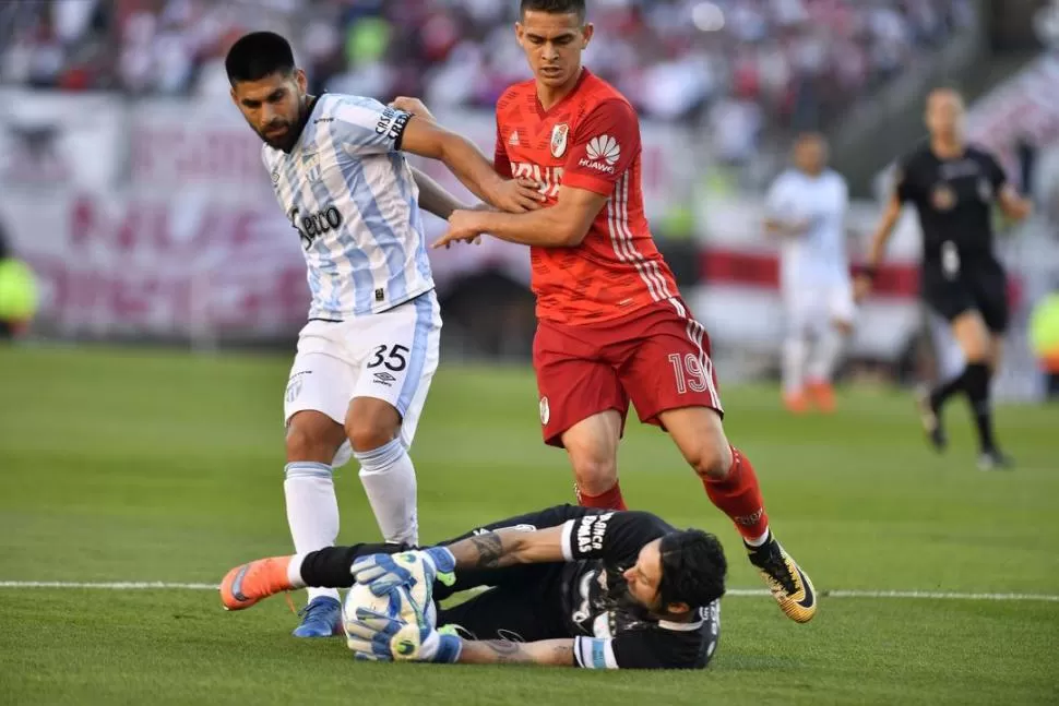 SIEMPRE ACTIVO. Durante le primer tiempo, Lucchetti fue clave para sostener el empate de Atlético ante un River posesivo. telam 