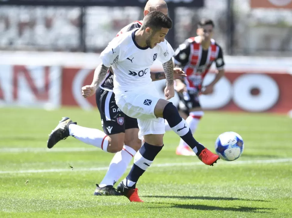 TODA LA CLASE. Fabricio Bustos ya sacó el remate para el primer gol de Independiente ante Chacarita. Luego Barco le dio el triunfo al “Rojo”.  telam