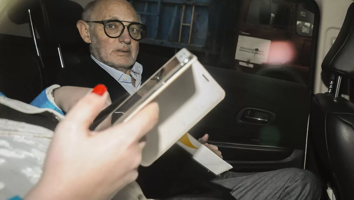 DESMEJORADO. Héctor Timerman, en las puertas de los tribunales de Retiro. FOTO TOMADA DE CLARIN.COM