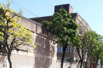 Un vecino de San Miguel de Tucumán construyó una “represa-lomo de burro”