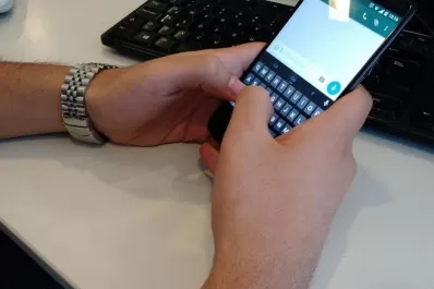 Lo sacaron de un grupo de Whatsapp y fue a la Justicia para que lo agreguen de nuevo