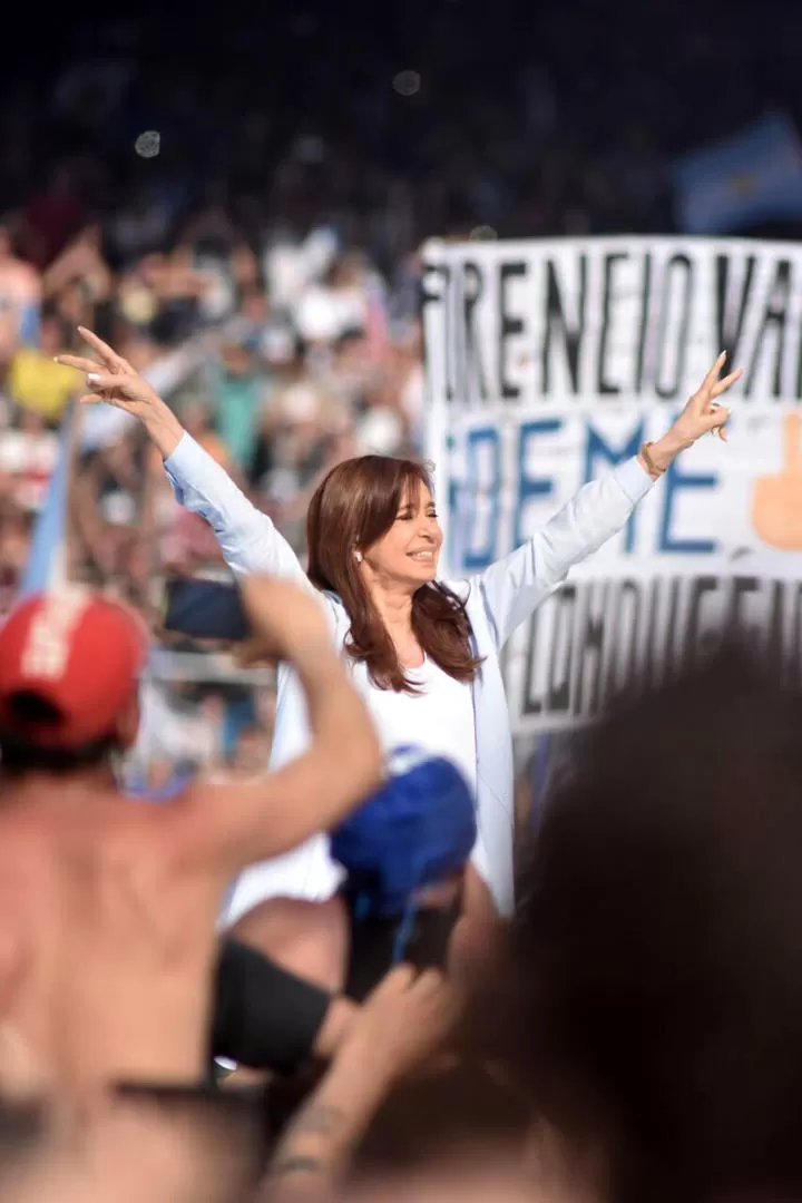 CON LOS DEDOS EN V. Fernández de Kirchner, candidata a senadora, cerró la campaña con vistas al domingo. dyn