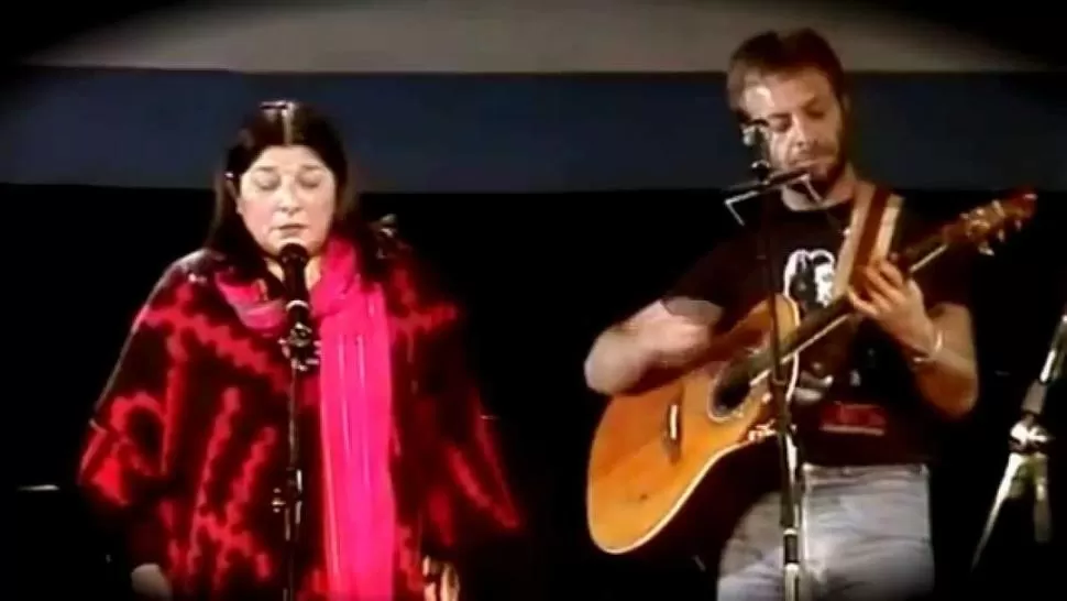 SHOW HISTÓRICO. León Gieco y Mercedes Sosa, en el teatro Ópera en 1982. 