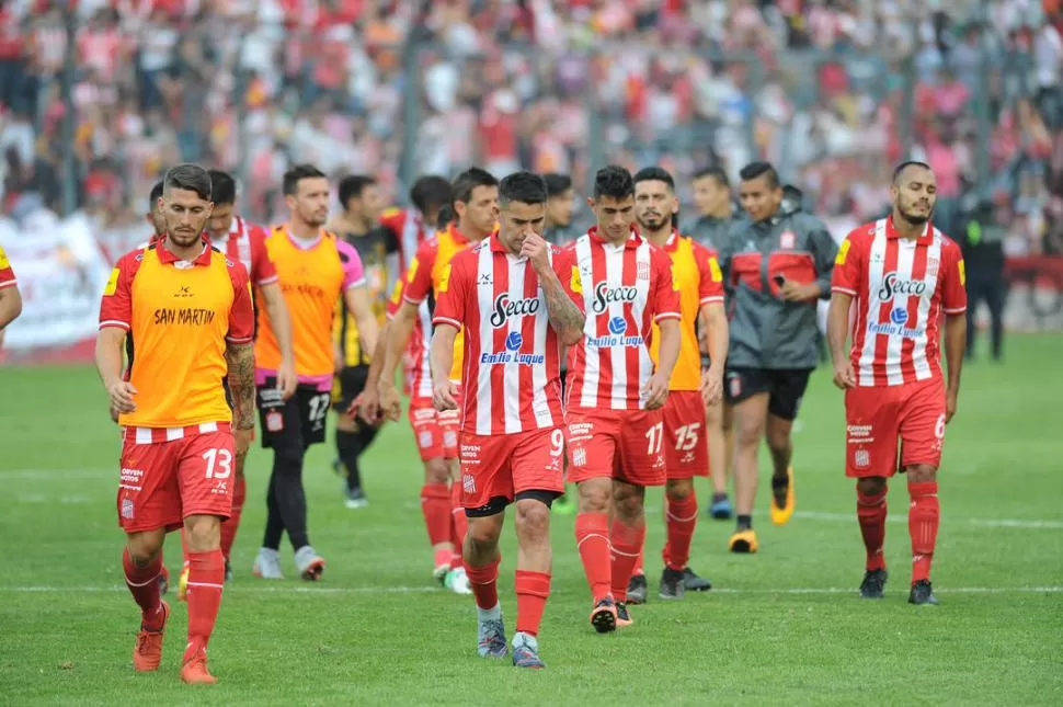 CABEZAS GACHAS Y MIRADAS PERDIDAS. Los jugadores de San Martín dejan el campo luego del pálido empate contra Mitre; el “Santo” volvió a tener otra mala tarde y sigue sin poder despegar en el torneo.  la gaceta / foto de hector peralta