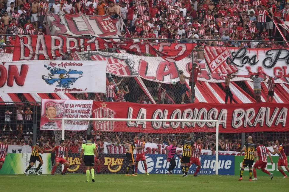 EL HINCHA NO FALLA. Una vez más, La Ciudadela se mostró repleta, y el “rojiblanco” que vestían las tribunas contrastó fuerte con el gris del cielo y el verde del pasto. la gaceta / fotos de diego aráoz