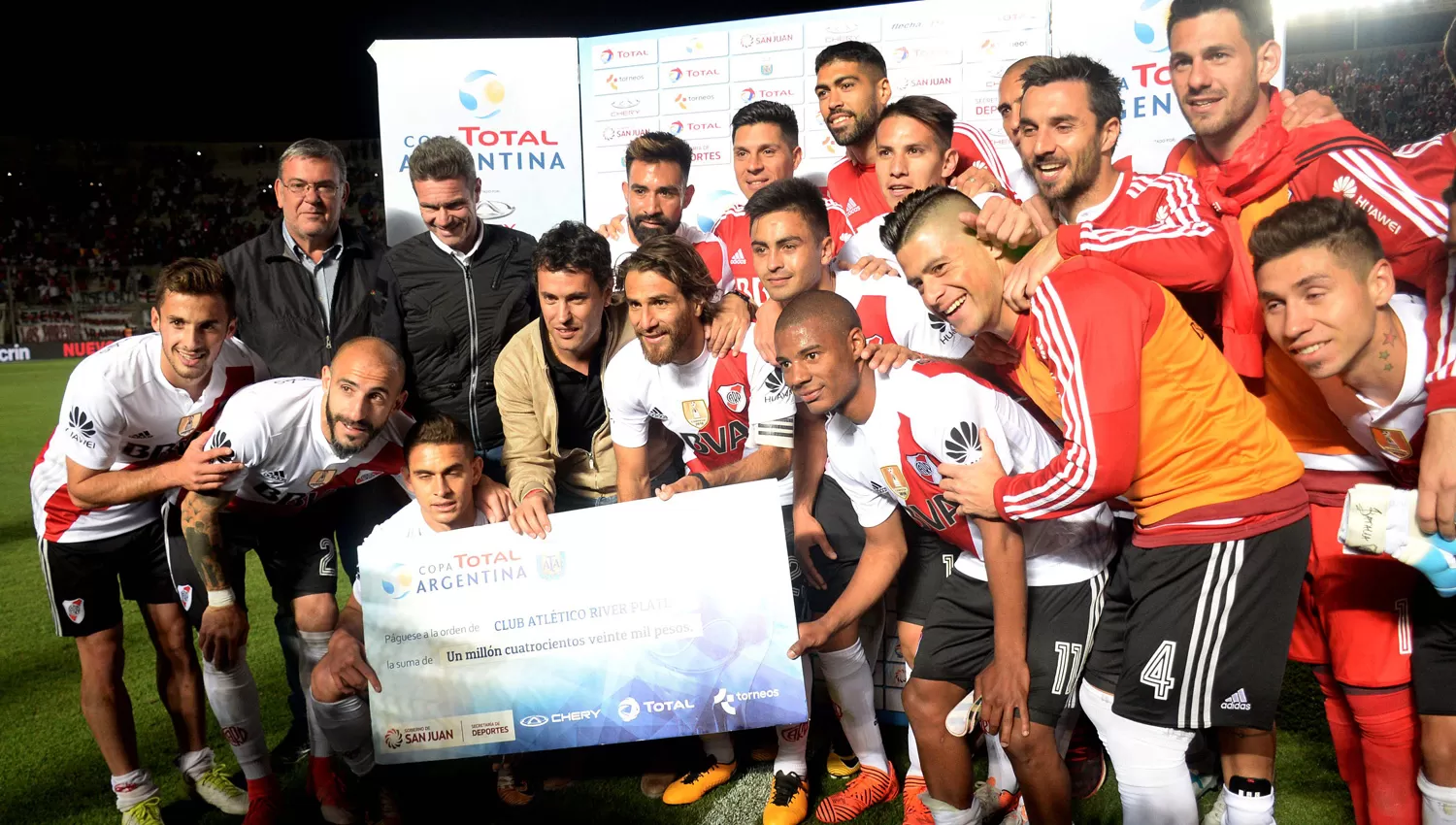 JUGOSO PREMIO. Los jugadores Millonarios celebraron la victoria y la obtención de un cheque por más de un millón de pesos. TELAM