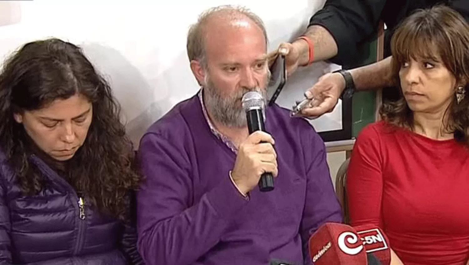 CONFERENCIA DE PRENSA. Andrea Antico, Sergio Maldonado y la abogada Verónica Heredia. FOTO TOMADA DE LA NACIÓN