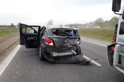 Un camión embistió un auto en medio de un control policial: nos arrastró 100 metros