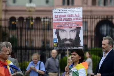 Agrupaciones de izquierda y encapuchados marchan en Buenos Aires por Santiago Maldonado