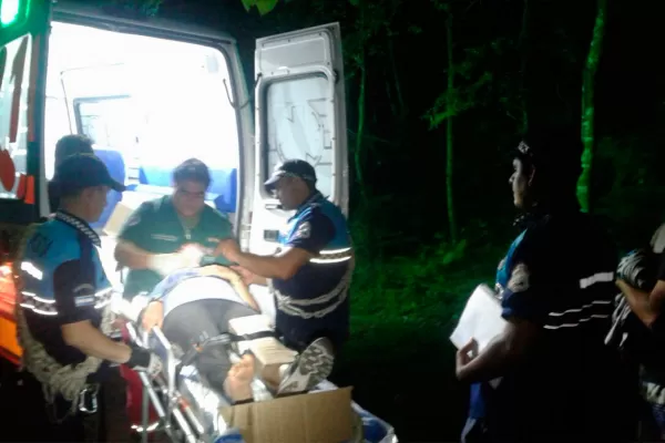 Se accidentó a metros de la cascada de Aguas Chiquita: la rescataron entablillada y en camilla