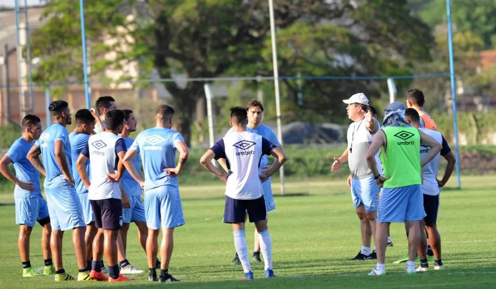 SIEMPRE FÚTBOL. Para los que jugaron los 90 minutos ante River no hubo acción, pero sí para los que fueron suplentes o no convocados por el técnico Ricardo Zielinski, que ayer se mostró híper activo. la gaceta / foto de héctor peralta