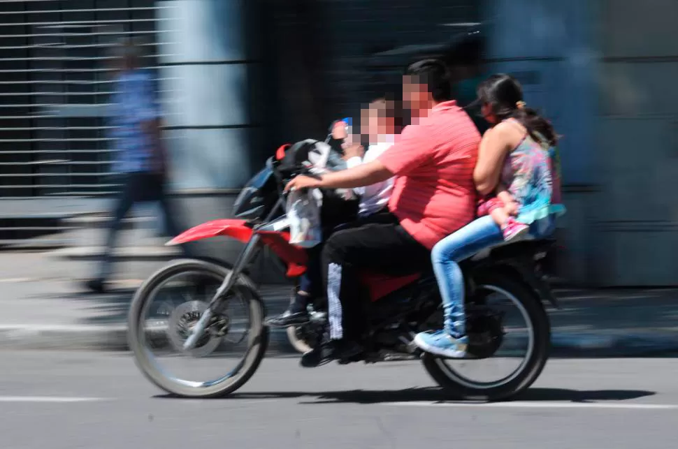 ESCENA REPETIDA EN TUCUMÁN. Un motociclista pone en juego su vida y la de su familia: en el rodado van cuatro personas y ninguna lleva casco. LA GACETA / FOTO DE FRANCO VERA