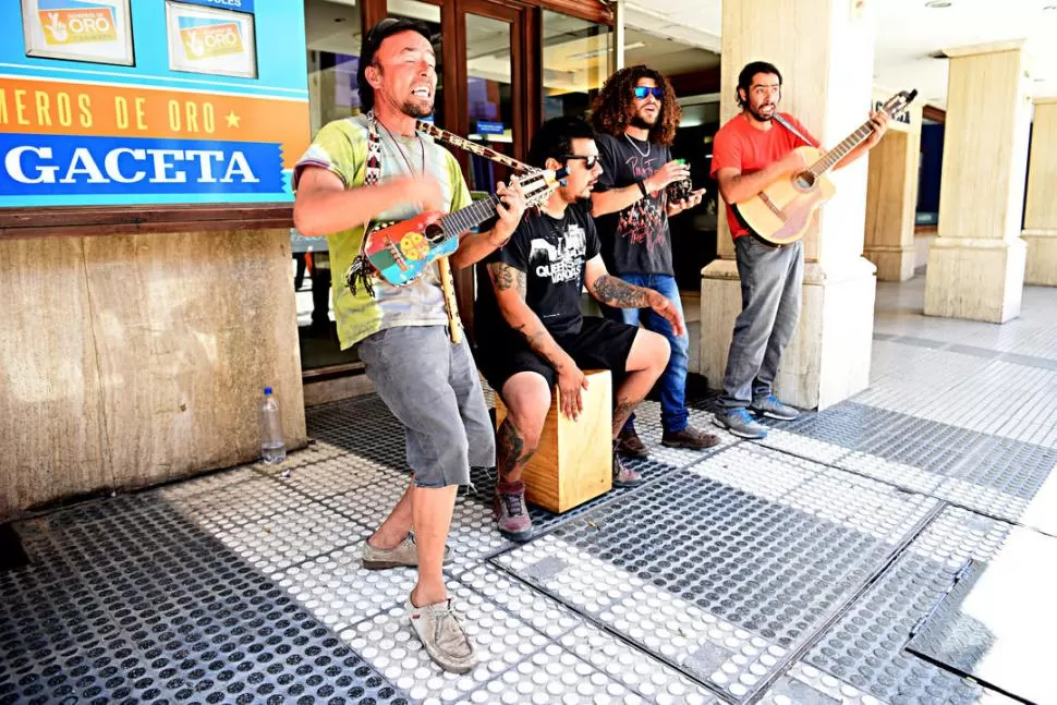 DOS BANDAS EN UNA. Quesada, Vargas, Pérez y Muñoz, en pleno show. LA GACETA / FOTO DE JOSÉ NUNO.-