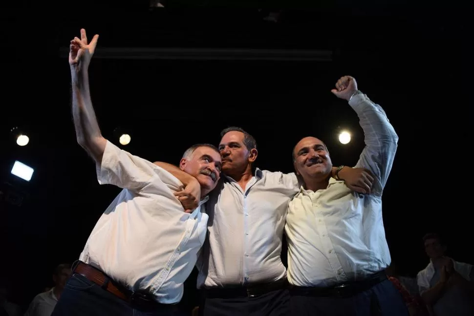 LÍDERES PERONISTAS. A seis días de las elecciones, Jaldo, Alperovich y Manzur encabezaron anoche el acto por el Día de la Lealtad en la sede del PJ.  la gaceta / foto de diego aráoz