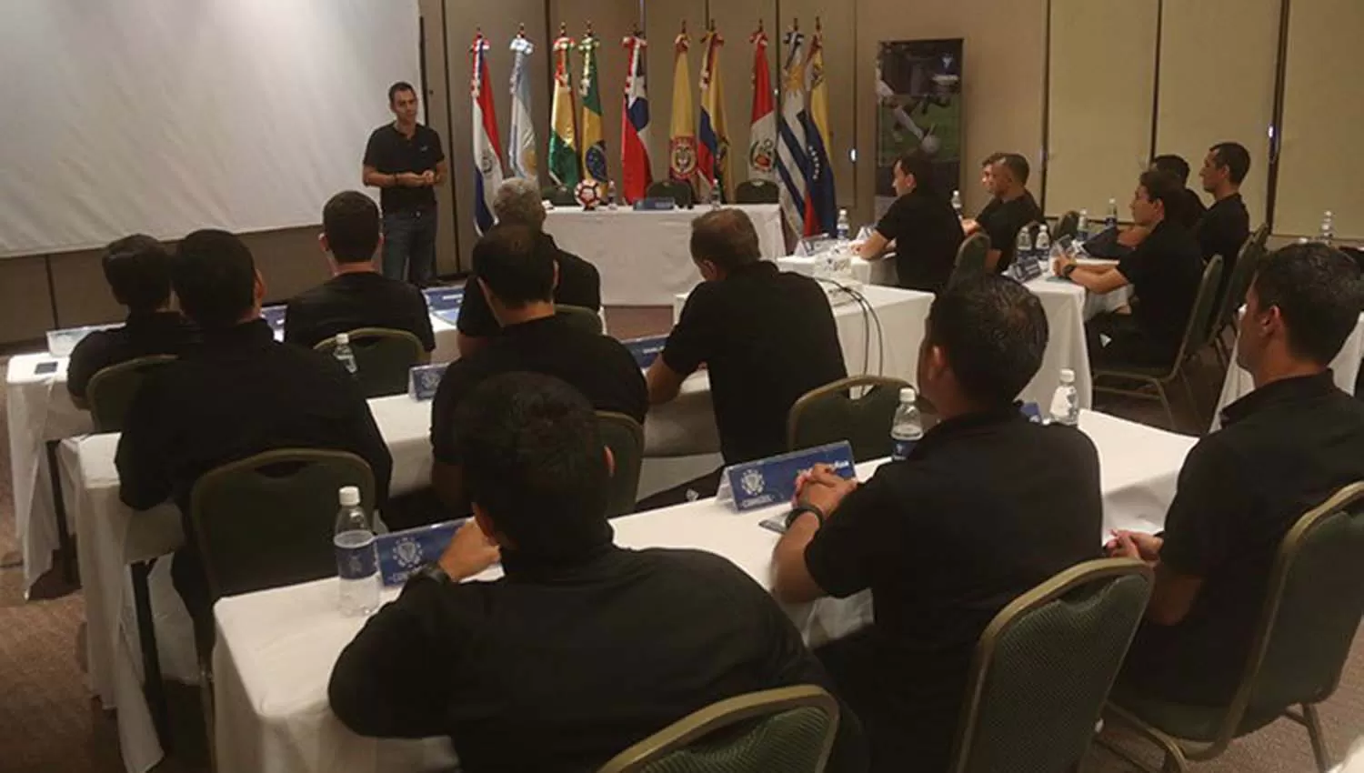 El español Carlos Velasco, instructor FIFA, fue uno de los disertantes de la capacitación por el el uso del VAR a los árbitros sudamericanos.
FOTO TOMADA DE PRENSA CONMEBOL