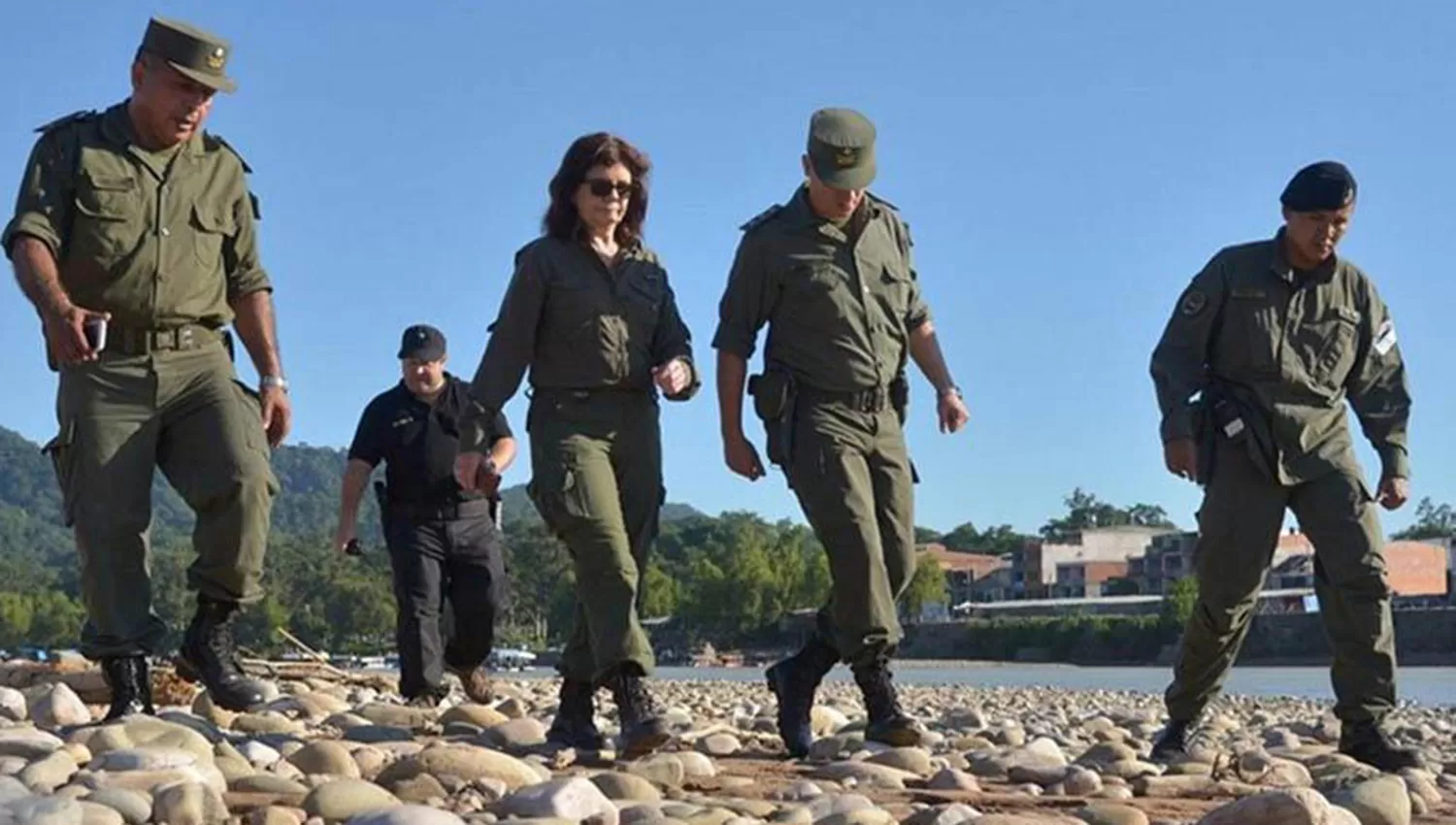 Patricia Bullrich y oficiales de Gendarmería. FOTO DE ARCHIVO. 