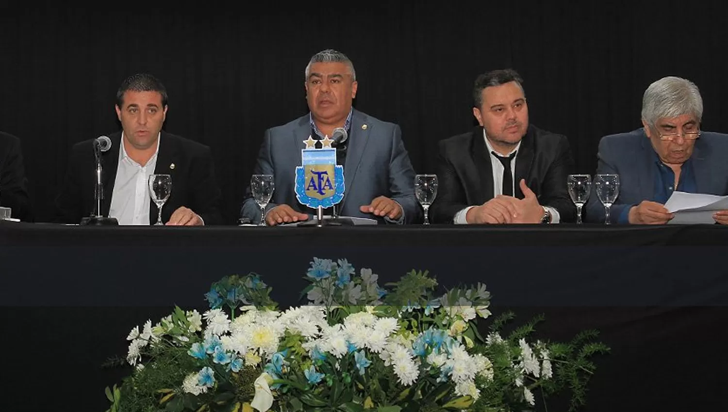 HISTORICA. Así definió a la Asamblea el presidente Ricardo Tapia, que estuvo acompañado por su suegro Hugo Moyano. FOTO TOMADA DE TWITTER.COM/AFA