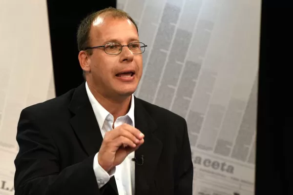 Ariel Osatinsky, con colegas de militancia y fotografías de casos impunes