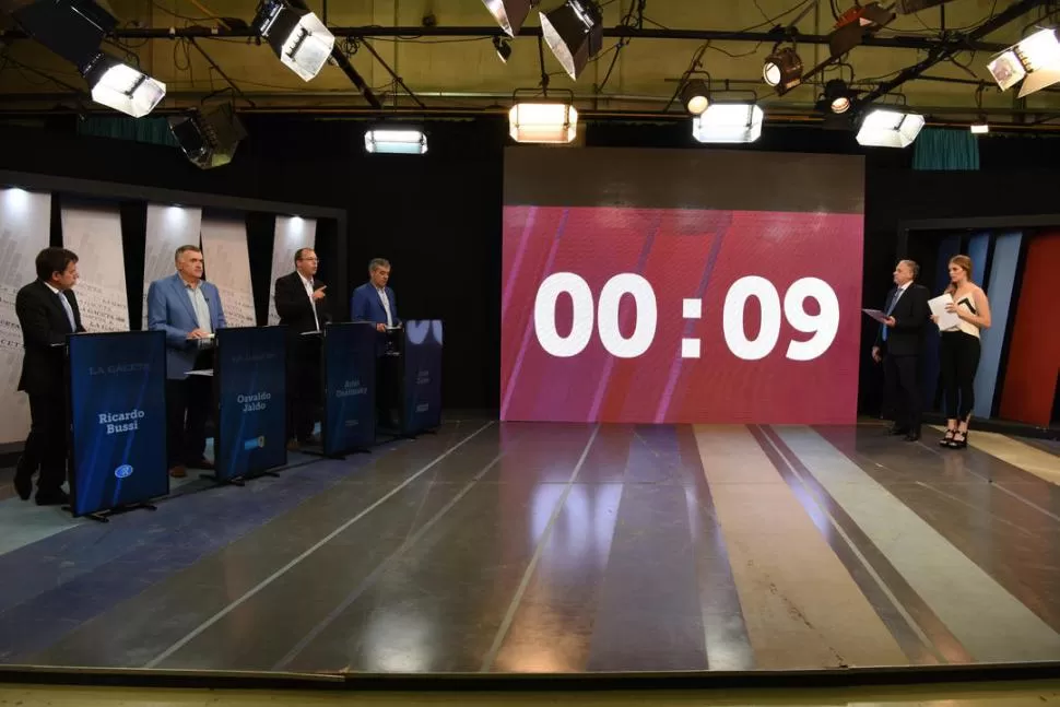 EL RELOJ SE PUSO COLORADO. Osatinsky expone sus ideas en presencia de los candidatos Bussi, Jaldo y Cano, y de los conductores Van Mameren y Servetto. la gaceta / foto de josé nuno