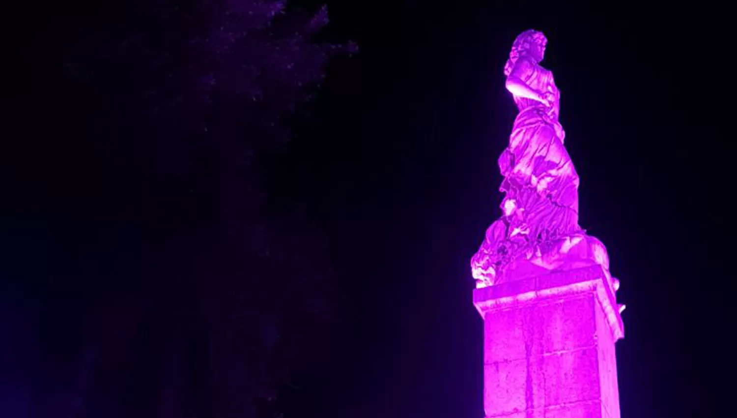 EN PLAZA INDEPENDENCIA. La estatua de La Libertad, de Lola Mora. FOTO ENVIADA POR UN LECTOR