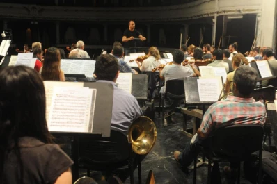 Guersman dirige la Orquesta Estable, con el violín de Mulé