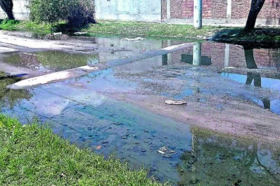 En el barrio Parodi reventaron las cloacas y ahora no tienen agua corriente