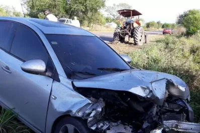 Accidente en la ruta 323: chocó el intendente de Simoca contra un tractor