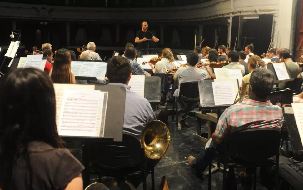 DIRECTOR INVITADO. Gustavo Guersman pone en práctica su reciente trabajo en la República Checa.- LA GACETA / FOTO DE ANTONIO FERRONI.-