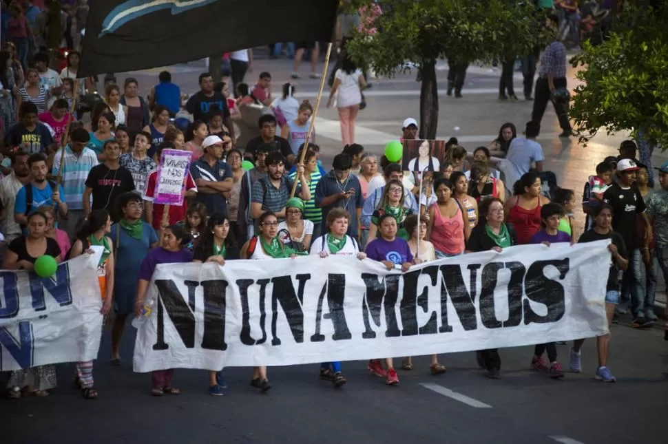 SE MOVILIZARON VARIAS VECES. Las mujeres autoconvocadas marchan cada año en todo el país para exigir que se ponga un freno a la violencia machista. la gaceta / foto de DIEGO ARáOZ (archivo)