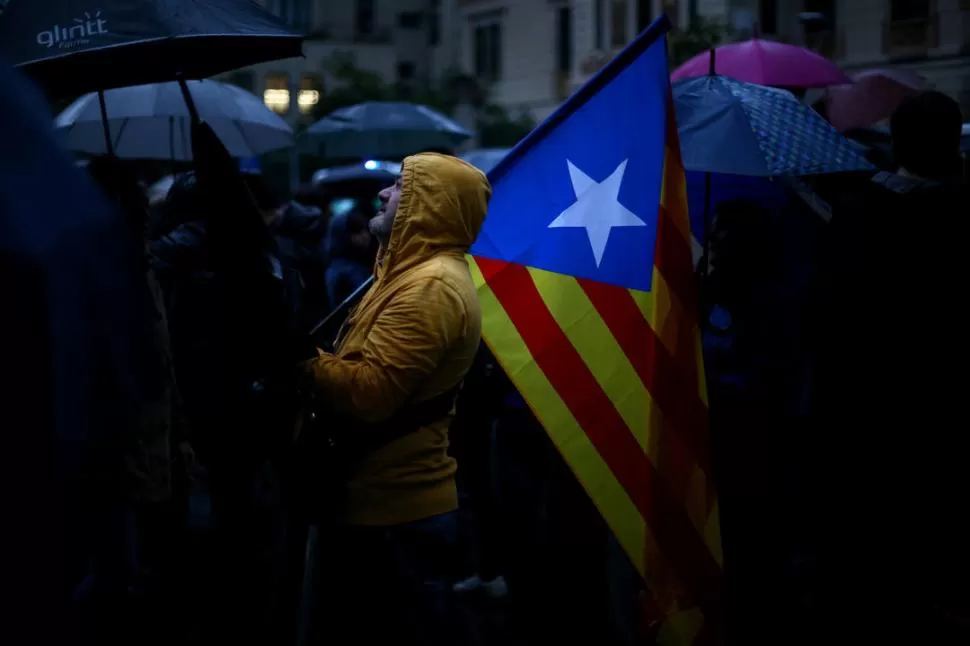 SIMBOLO. Un manifestante con la Estelada, la bandera de Cataluña. reuters 