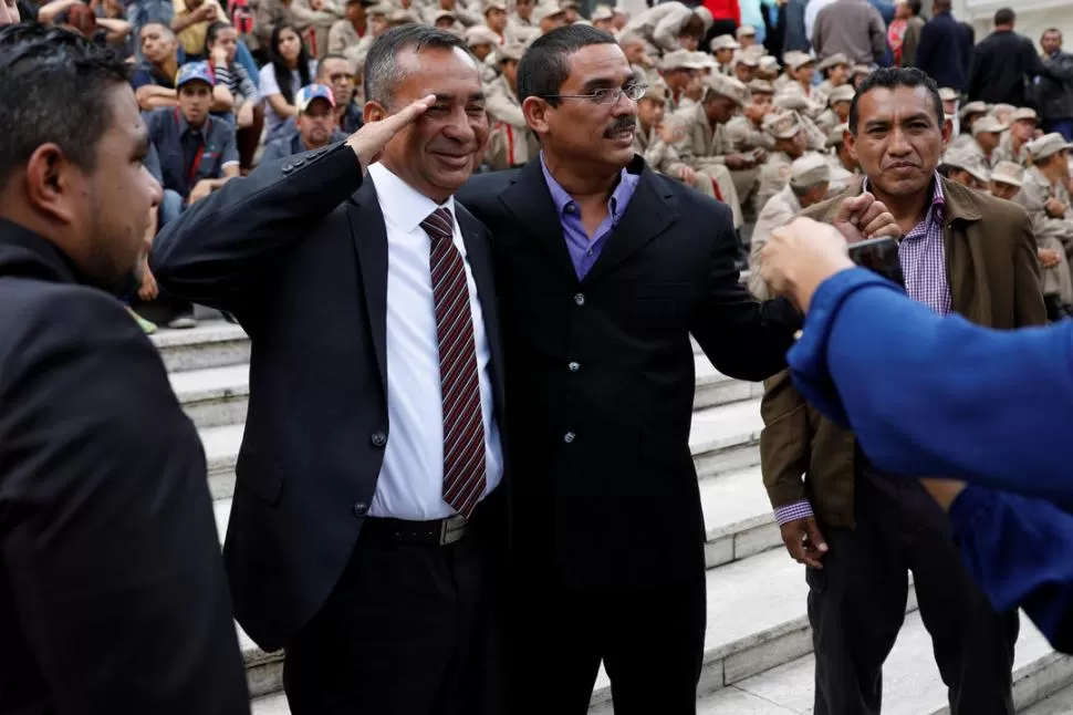 SALUDO MILITAR. El oficialista Justo Noguera Pietri, electo gobernador de Bolívar, en la ceremonia de la Asamblea Nacional Constituyente. reuters