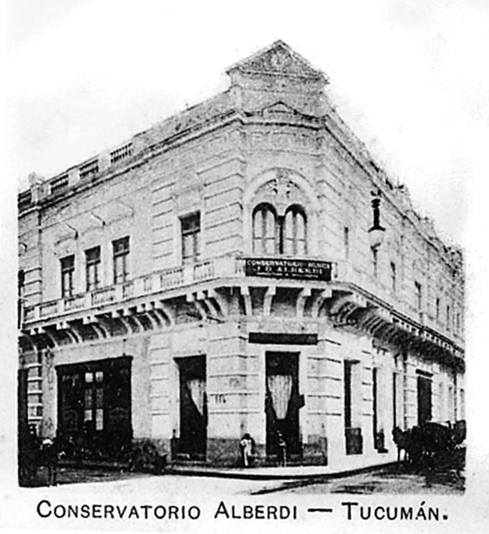 MUÑECAS Y MENDOZA. El Conservatorio “Alberdi”, del maestro Antonino Malvagni, en una foto de comienzos del siglo XX. 