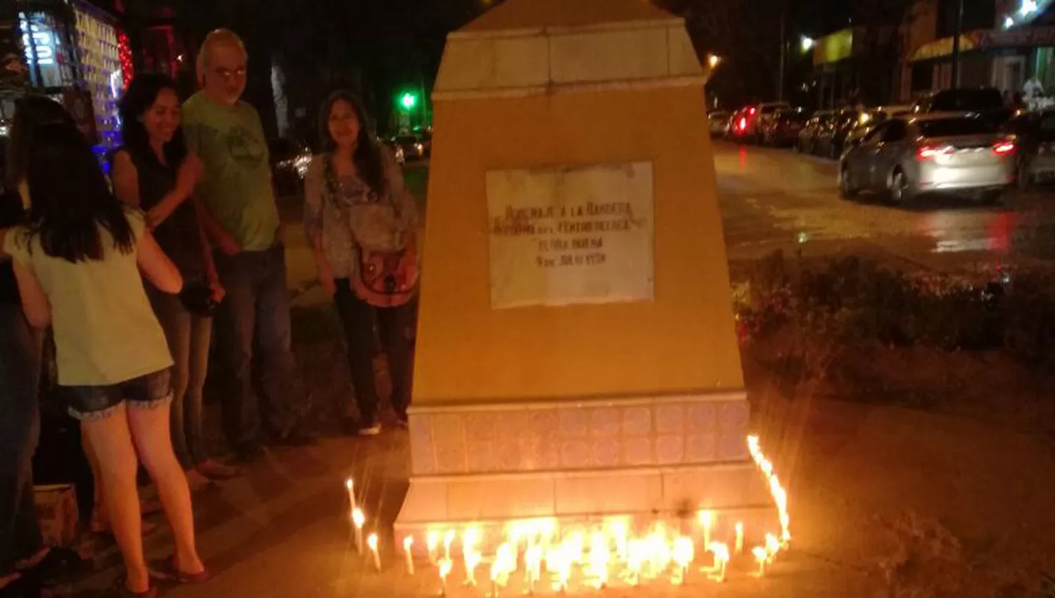 EN TUCUMÁN. Con velas recordaron al joven que fue encontrado sin vida en el río Chubut. FOTO ENVIADA POR UN LECTOR