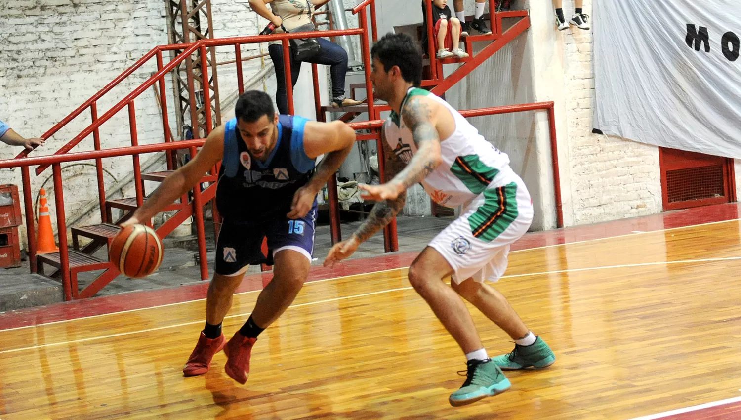 REVÉS. Sebastián Paz Duarte intenta penetrar en la zona salteña ante la marca visitante. LA GACETA / FOTO DE HÉCTOR PERALTA