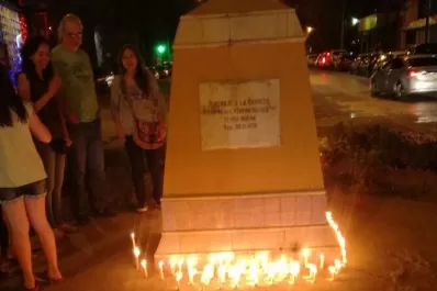 Con velas y flores, una multitud improvisó un santuario para Santiago Maldonado