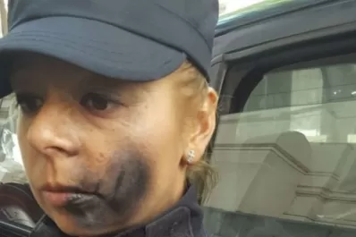 Caso Maldonado: pintaron con aerosol en el cuerpo y en la cara a una policía en la puerta de la morgue porteña