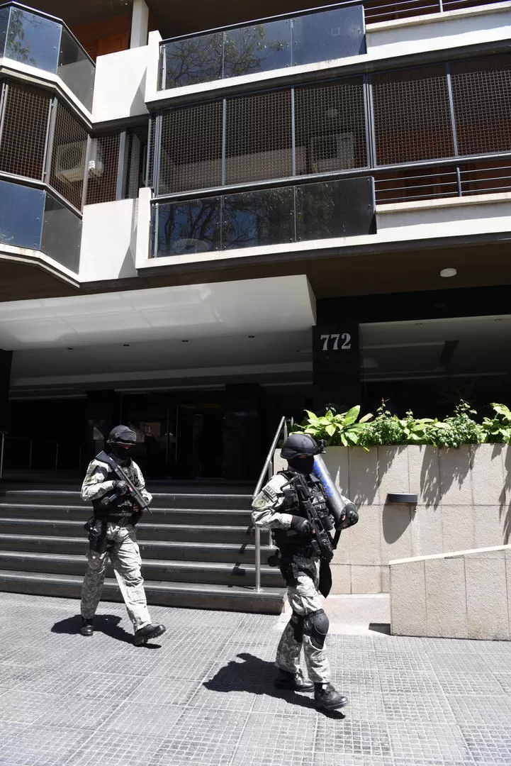 SE ROBARON LAS MIRADAS. Los vecinos vieron entrar y salir policías del edificio durante toda la mañana. la gaceta / foto de josé nuno