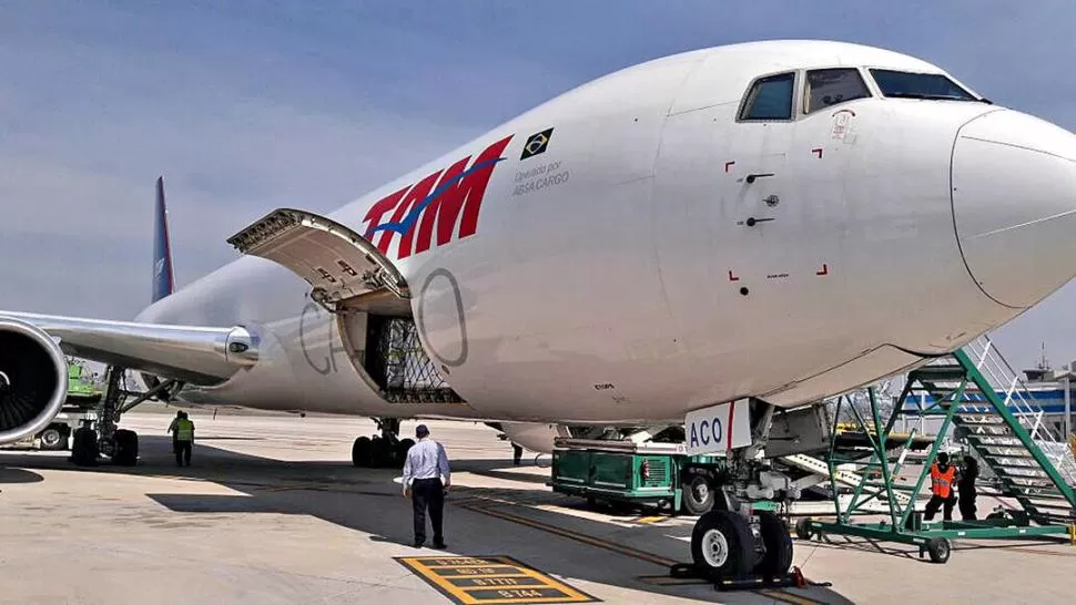 -En la plataforma del aeropuerto B. Matienzo pueden operar tres aviones juntos, uno de ellos de tipo comercial.-