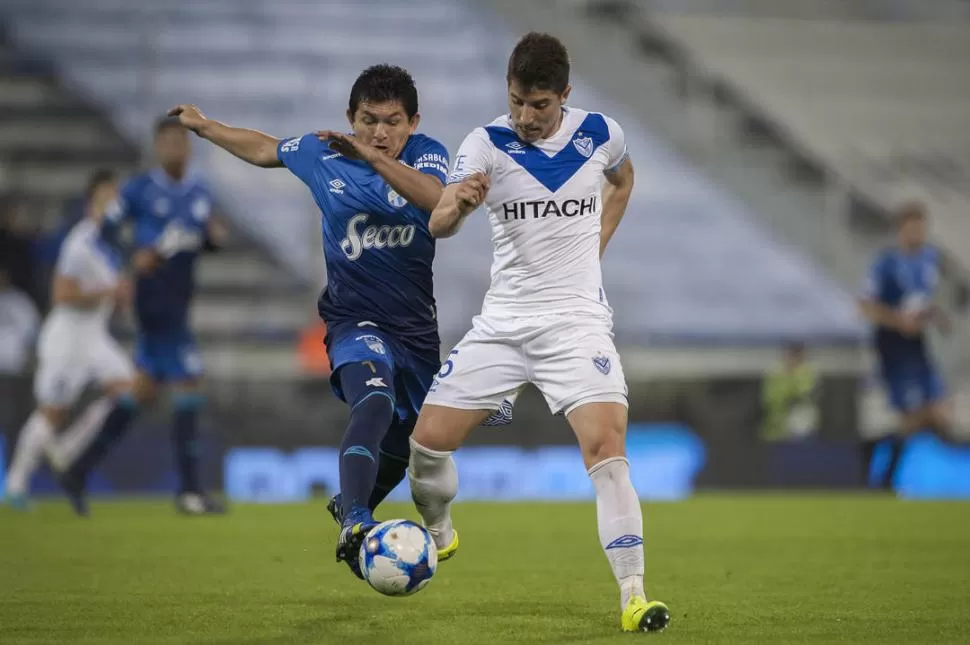 LUCHA. Rodríguez le puntea la pelota a Santiago Cáseres, de Vélez, durante la derrota de Atlético en septiembre pasado. foto de matías nápoli escalero (archivo)