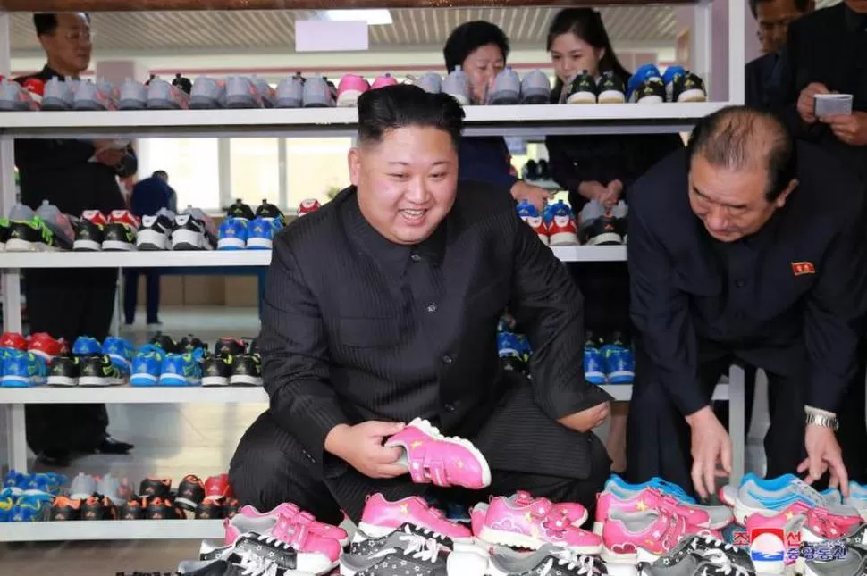 TRANQUILO. Kim  visita una fábrica de zapatillas mientras enfrenta a EEUU reuters