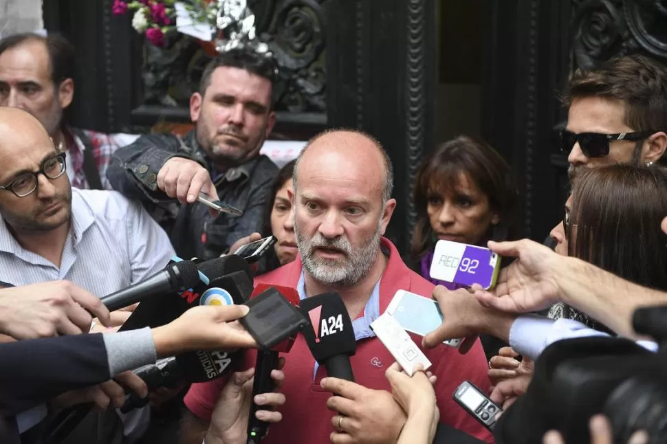 ABATIDO. Sergio habló con la prensa en la puerta de la Morgue Judicial y dijo que el calvario de la familia no terminará hasta obtener justicia. dyn