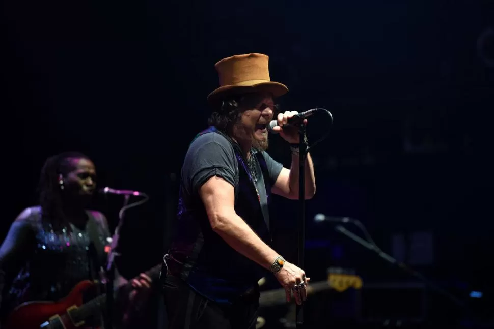 EL CANTANTE. Zucchero, la voz y el artista, intactos en el concierto N° 131 de la gira mundial Black Cat. LA GACETA / FOTOS DE DIEGO ARÁOZ