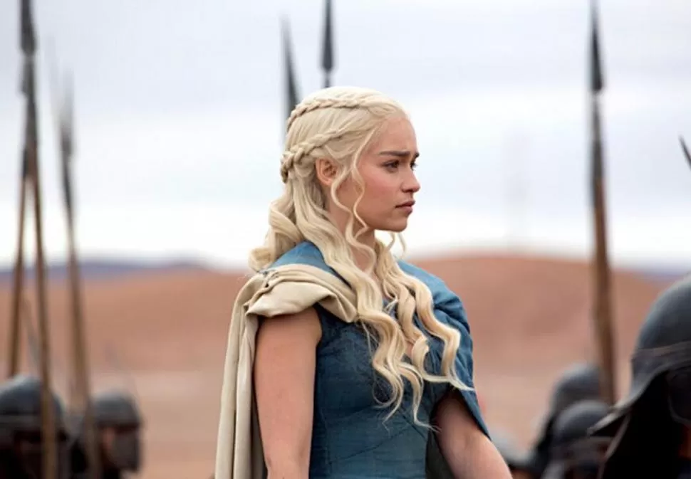 ARRIBA: los peinados de Daenerys Targaryen, heroína de Game of Thrones, inspiran a las mujeres actuales con sus trenzas y nudos.ABAJO, A LA IZQUIERDA: el look “gentlewoman”, la mezcla de la elegancia y la delicadeza, con peinados al medio o recogidos.ABAJO, A LA DERECHA: la actriz colombiana Juana Acosta Restrepo (Sara Ortega en la serie “Velvet”) luce sus ondas al agua, otra tendencia de este verano. 