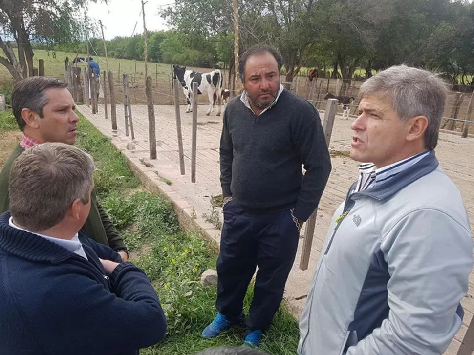 EN TRANCAS. Rafael Sánchez (derecha), acompañado por Gonzalo Blasco (segundo de la izquierda) con productores.  